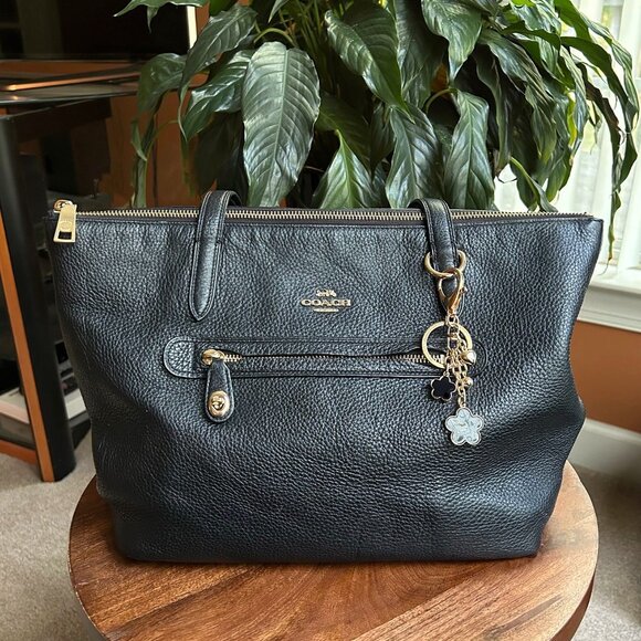 BLACK CLOVER Bag Charm Gold Tone - Picture 5 of 9